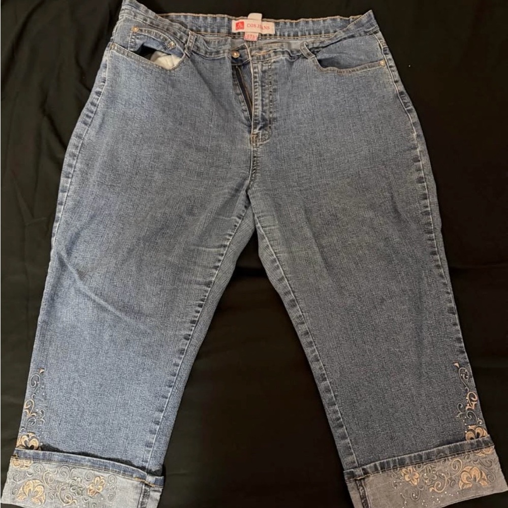 Columbia Ankle-Length Blue Jeans with Floral Embroidery